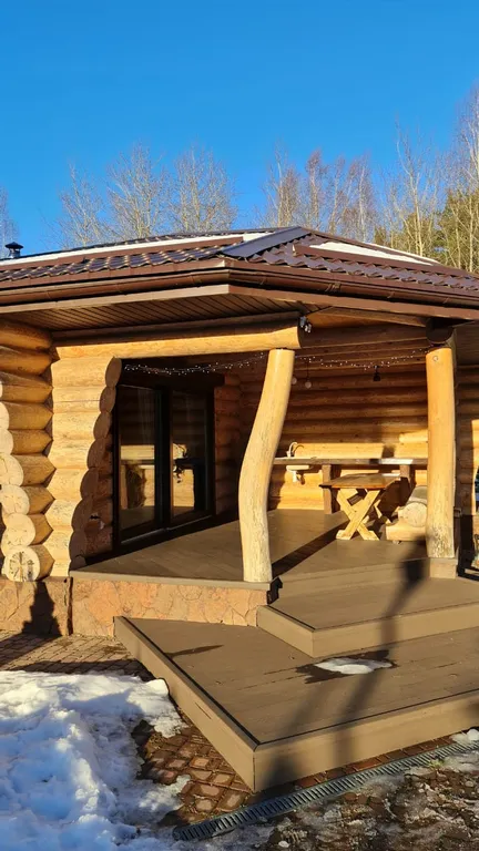 Дом и баня между озером и лесом