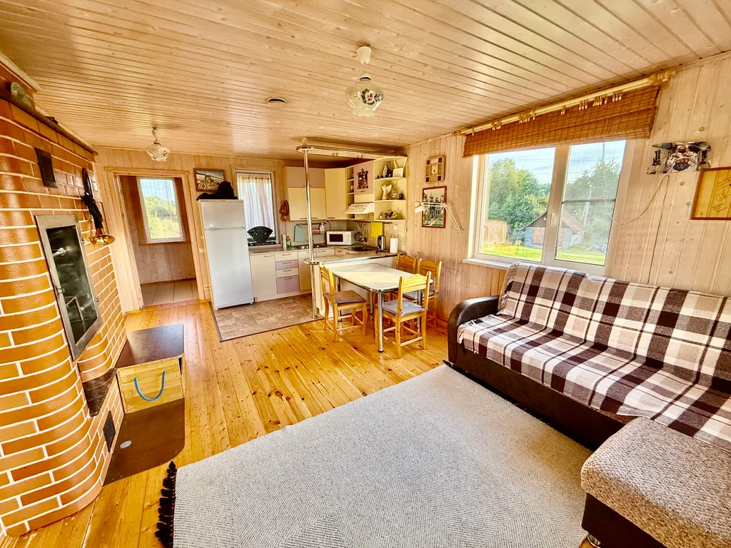 Домик в лесу с озером