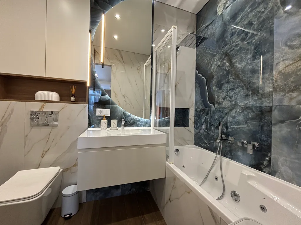 Видовая двухкомнатная с балконом на первой линии у моря