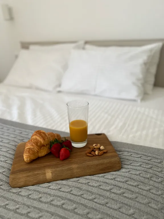 Просторный дом с камином в сосновом лесу