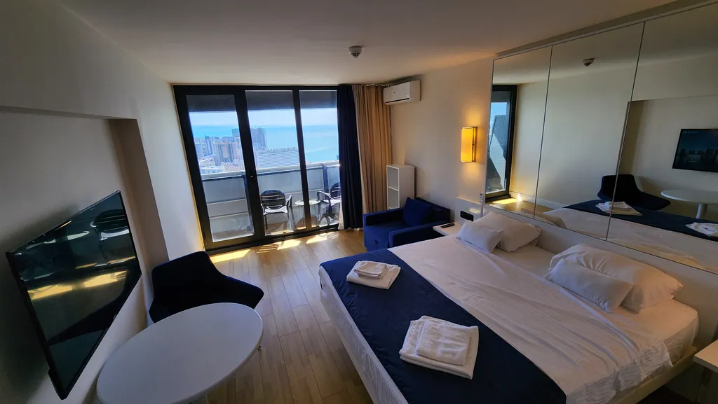 Вид на город и море