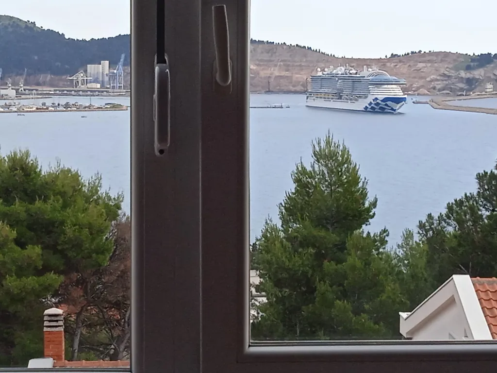 Вид на море и город