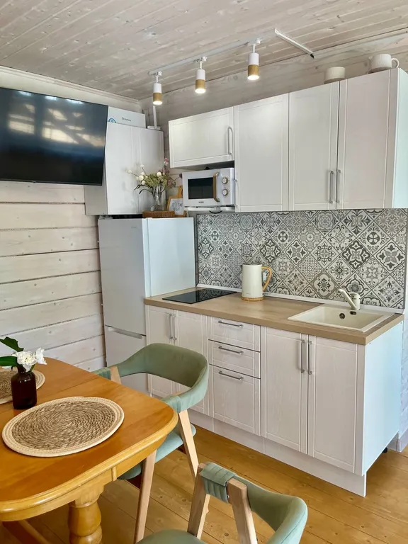 Просторный новый дом на берегу озера у родника