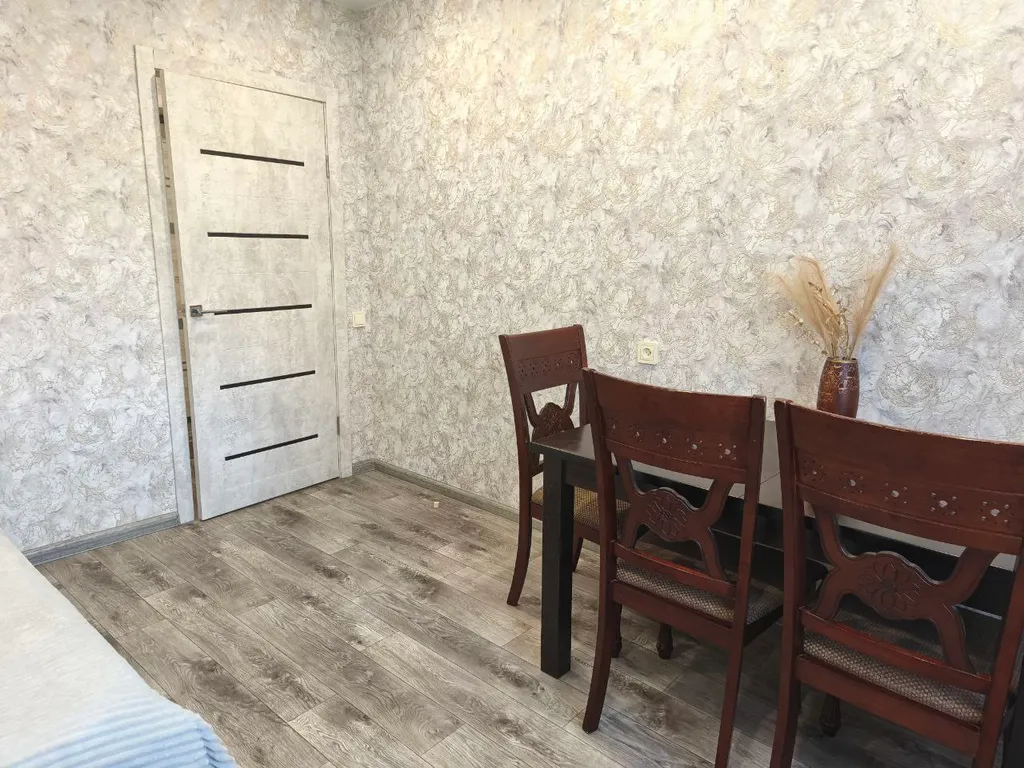 Трехкомнатная квартира вблизи Сквера Энтузиастов