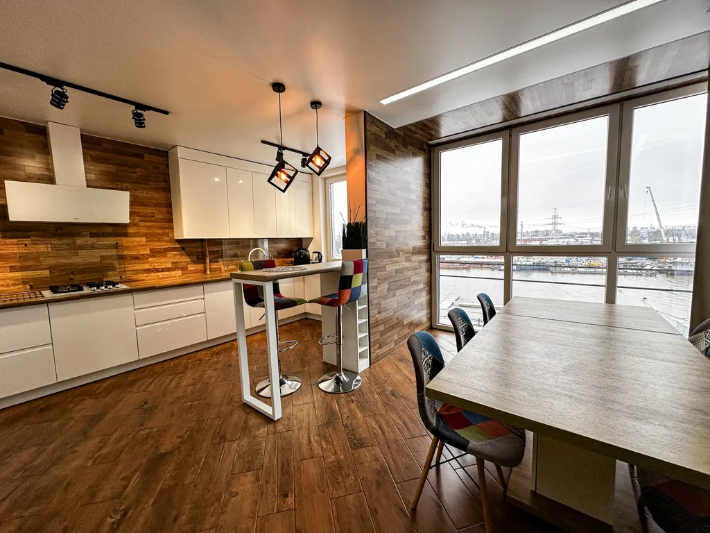 Geometry - просторная квартира с панорамным видом на реку в центре