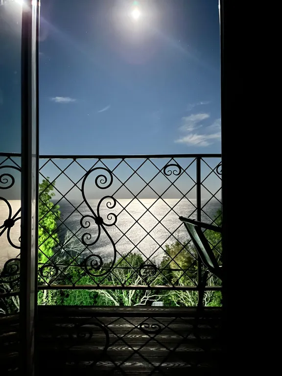 Комната с видом на море