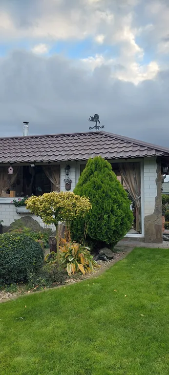 Уютный дом в черте города для комфортного отдыха в лесной местности