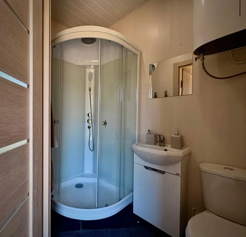 Коттедж Комфортабельный дом из морского контейнера у реки — Шаховская