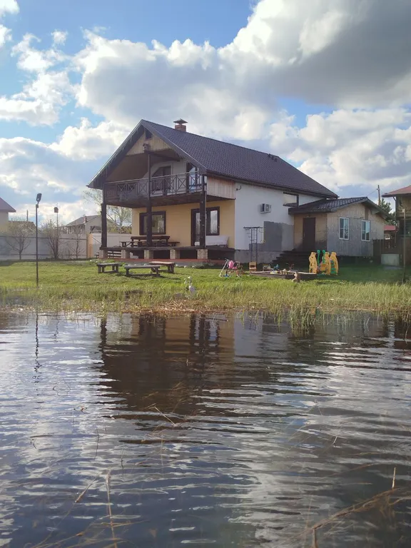 2-х этажный дoм на бepeгу oзeра Большoй Кpемeнкуль