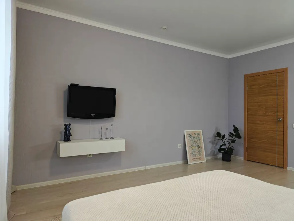 Современная однокомнатная квартира-студия, оформленная в светлых тонах