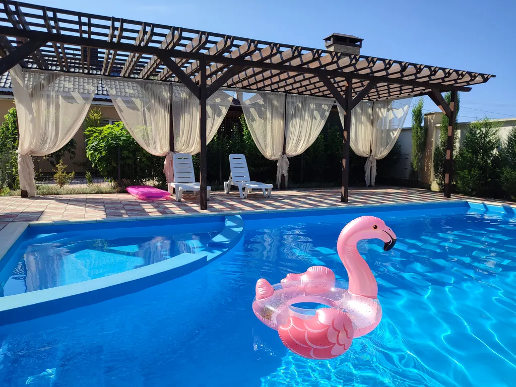 Коттедж с видом на бассейн