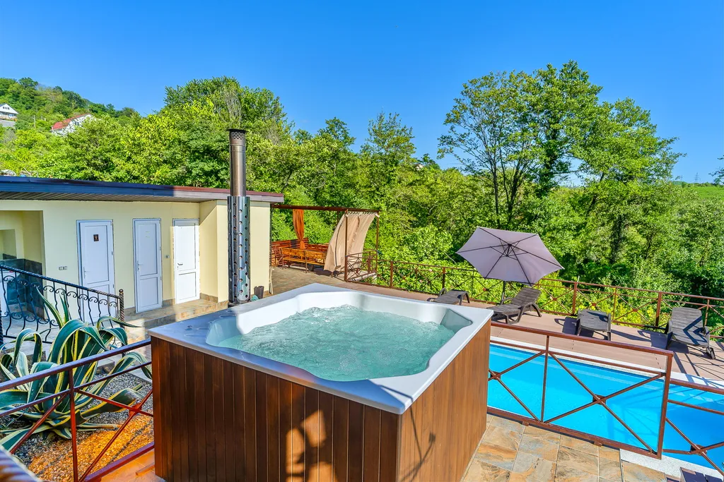 Дом с бассейном