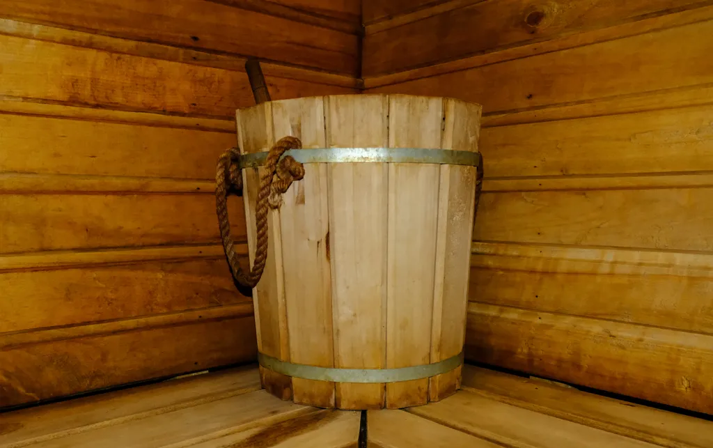 Уютный дом на берегу реки у водопада