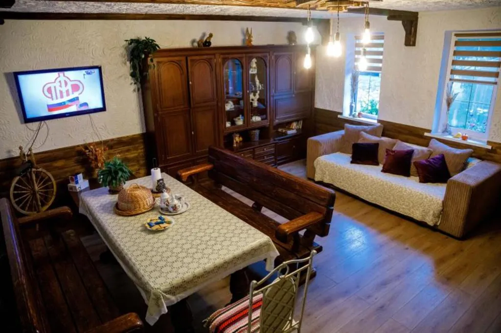 Милый домик в деревне, с видом на озеро