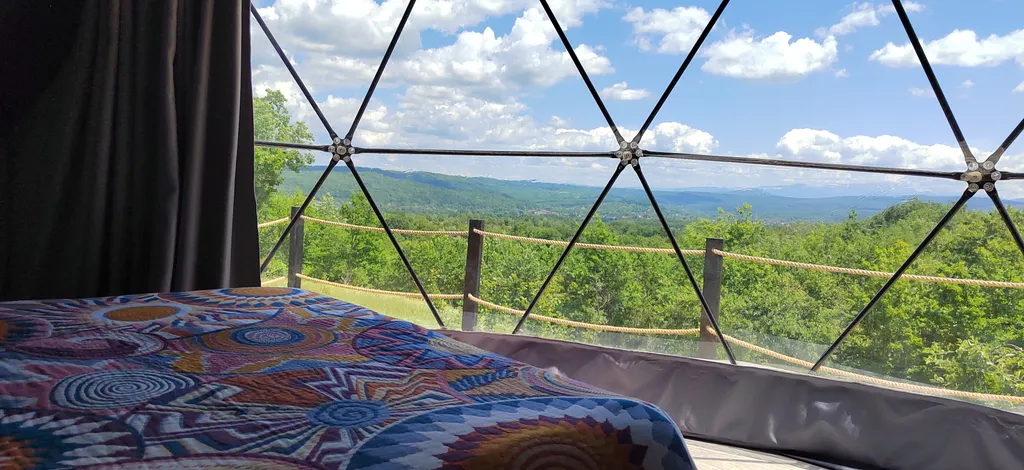 Премиум-отдых: панорамный купол и горячий бассейн-джакузи