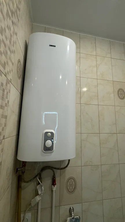 Белая студия в новом доме на центральной улице