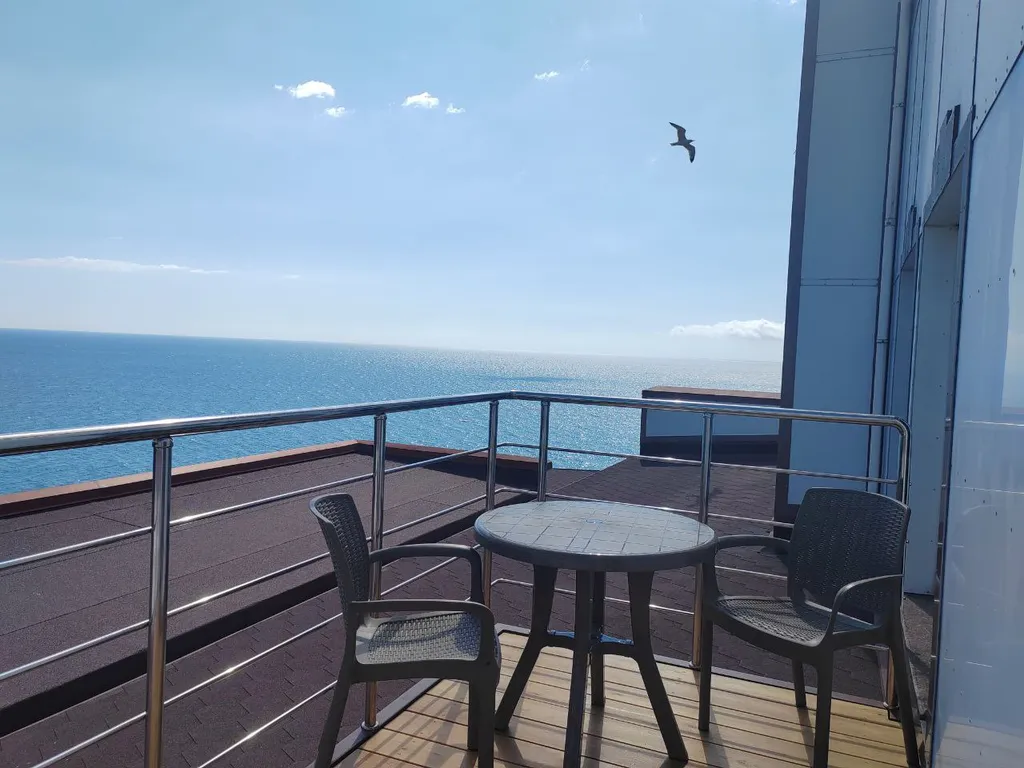 Квартира-студия у моря на 1 линии с балконом