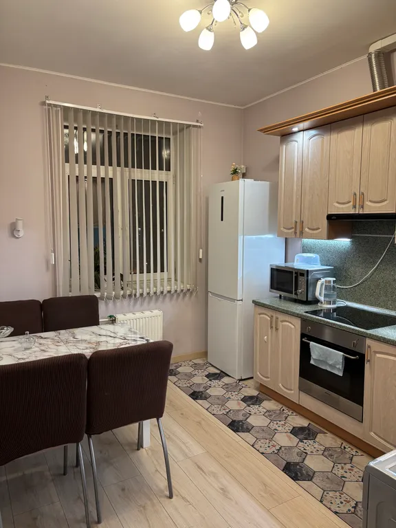 Уютная, чистая квартира в удобном районе, имеется водонагреватель.