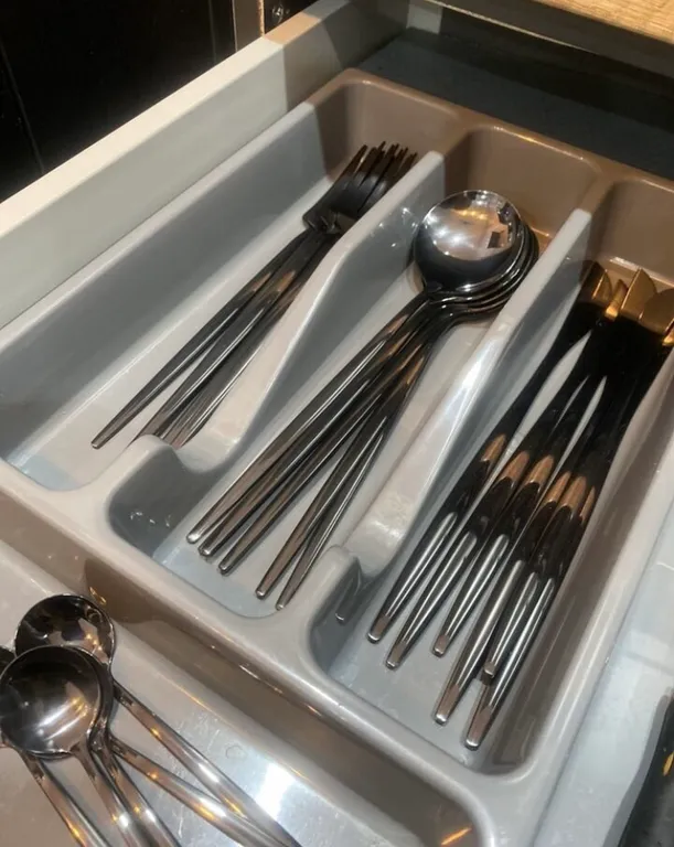 Уютная современная квартира с парящей кроватью с подсветкой