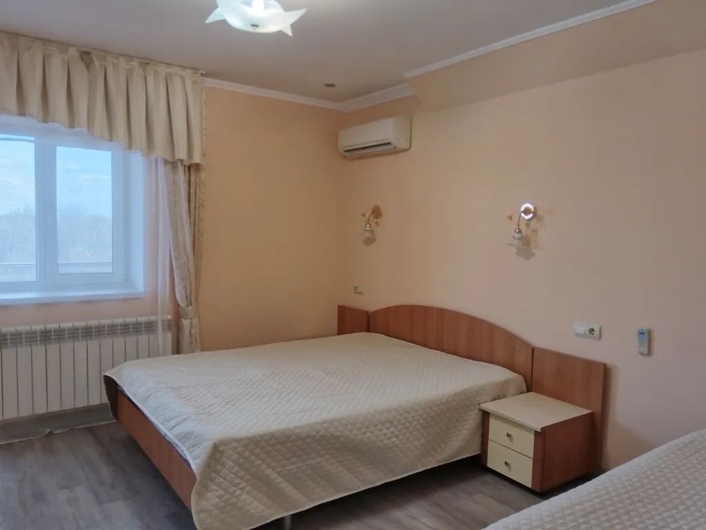 Квартира Квартира Трехместный номер с балконом в гостевом доме "Легенда" с бассейном. — Анапа