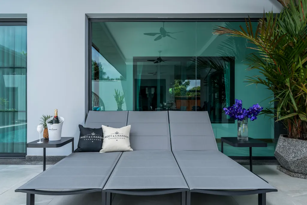 Новая вилла с бассейном, террасой и барбекю зоной, рядом с Боат авеню