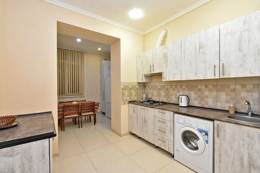 Двухкомнатная светлая квартира с высокими потолками в центре города