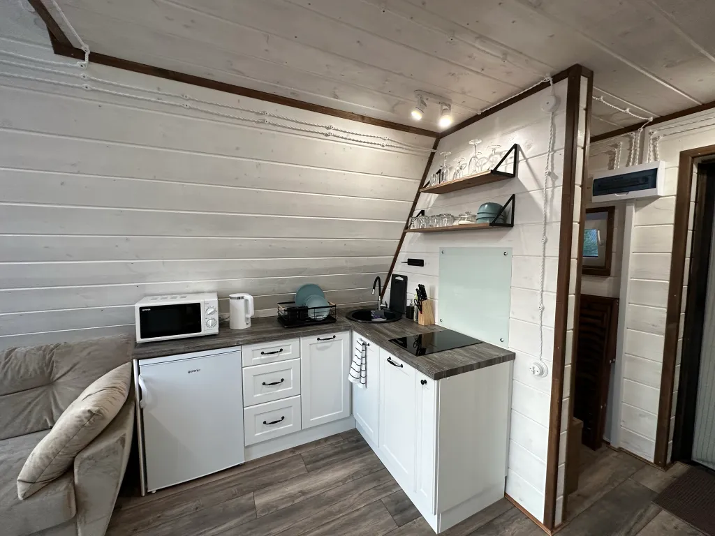 Дом в стиле A-frame на самом берегу реки