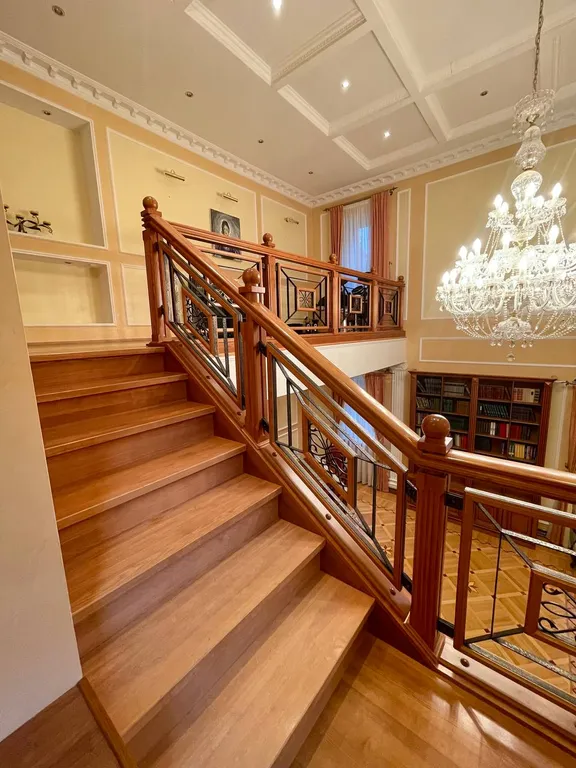 Котедж в классическом стиле с бассейном, сауной, бильярдом