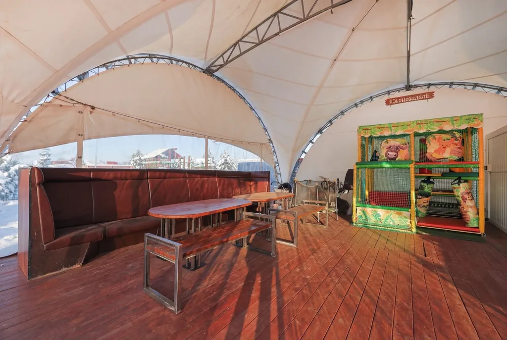 Современный двухэтажный дом из натурального дерева, с большими окнами