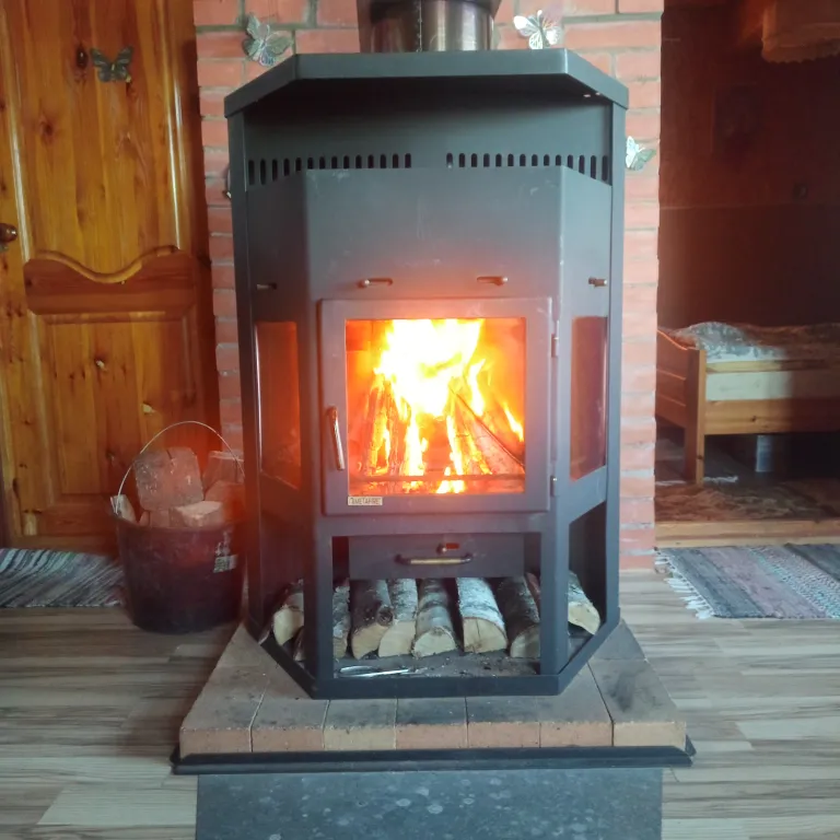 Домик у озера в Карелии