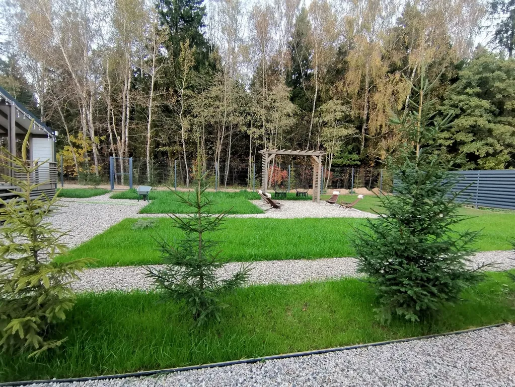 Панорамный дом в окружении леса на берегу водохранилища