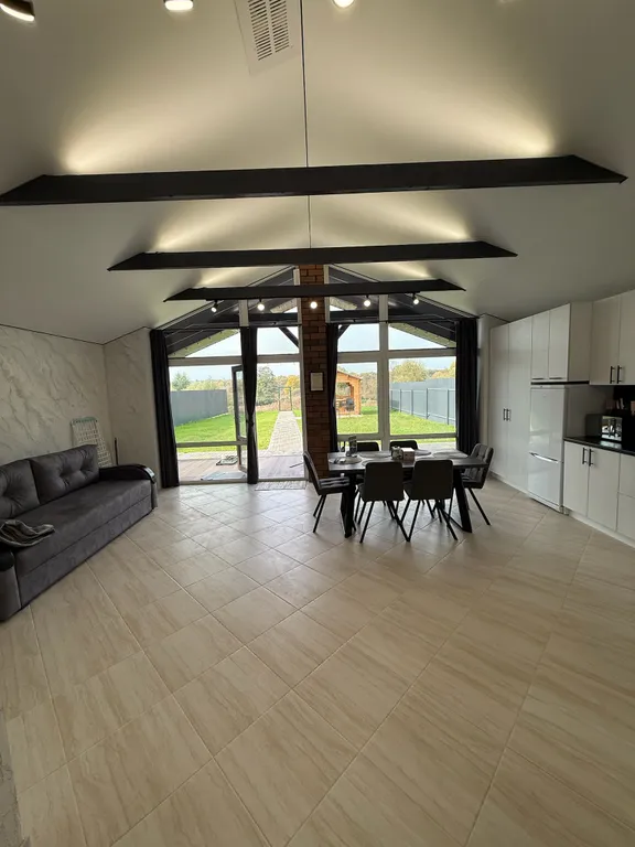 Уютный дом на берегу реки