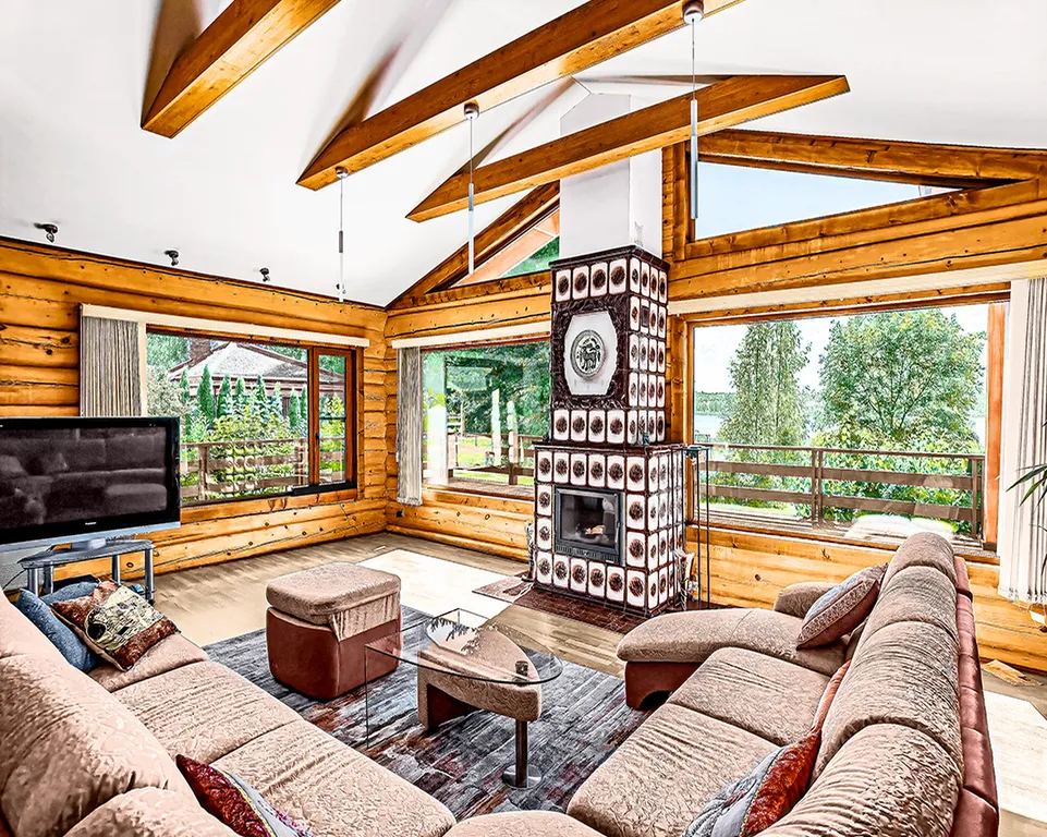 Коттедж в лесу с видом на озеро