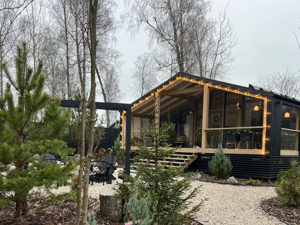 Уютный панорамный дом с баней в лесу