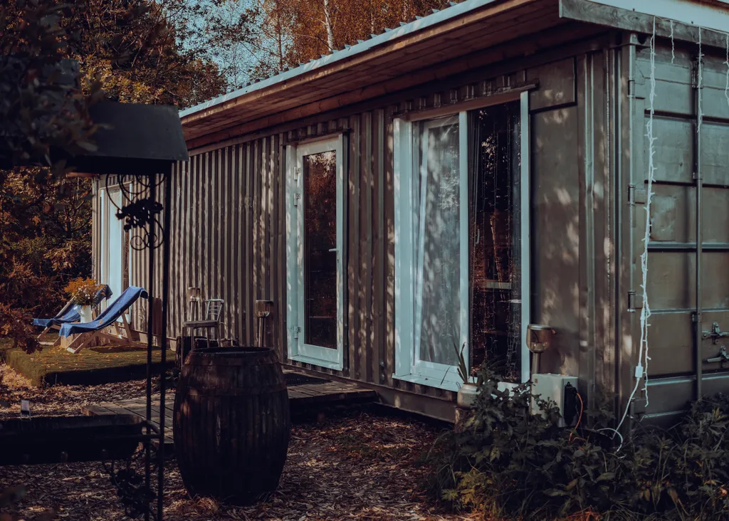 Чудо-дача, дом Капитан на берегу пруда