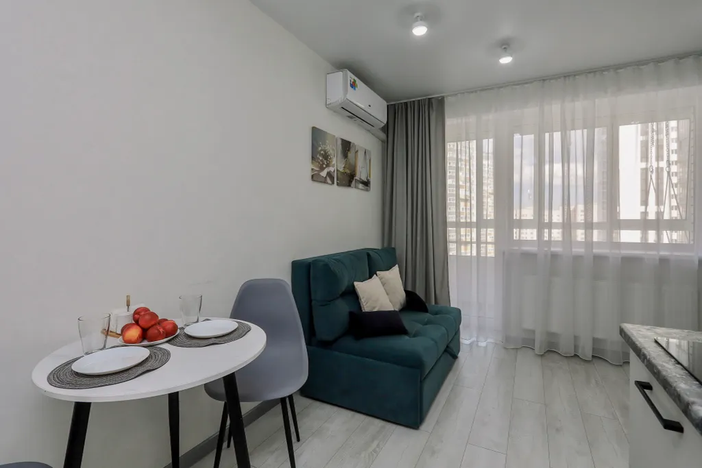 Очaровaтельнaя cтудия с уютными качелями на бaлконe