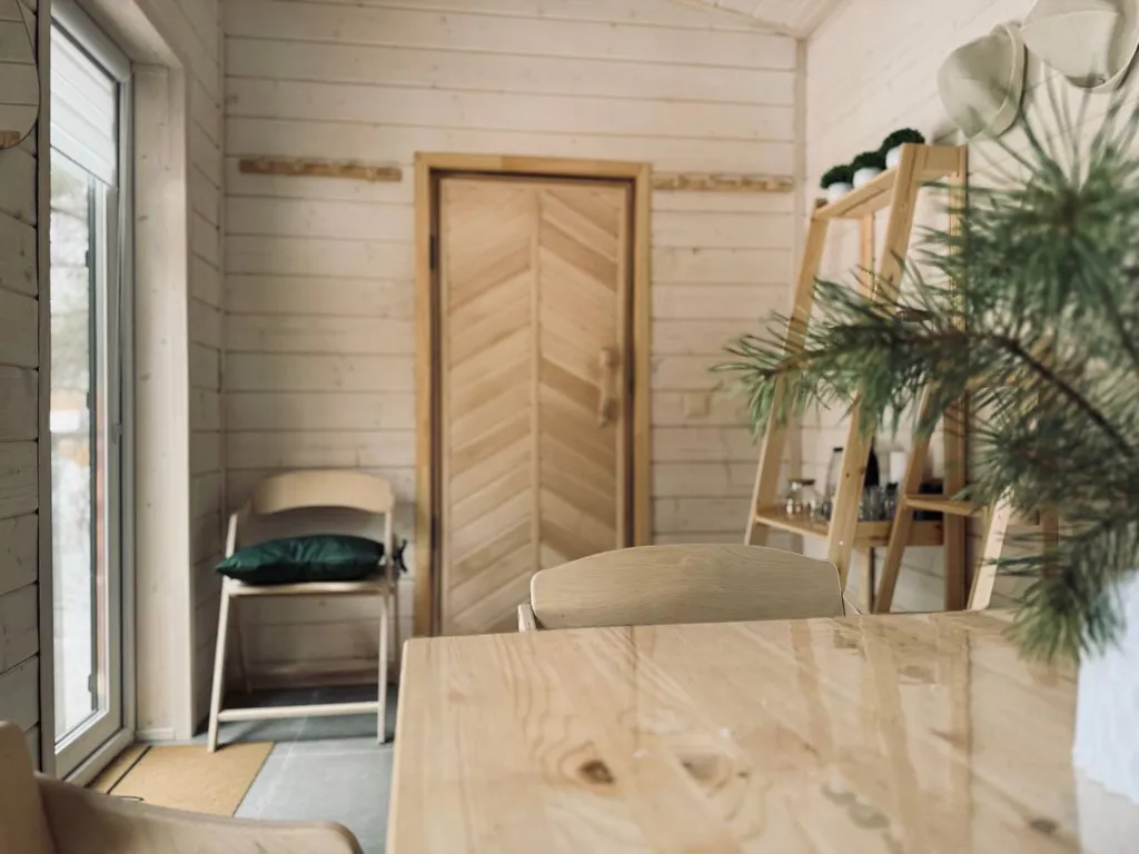 Уютный треугольный дом в окружении леса