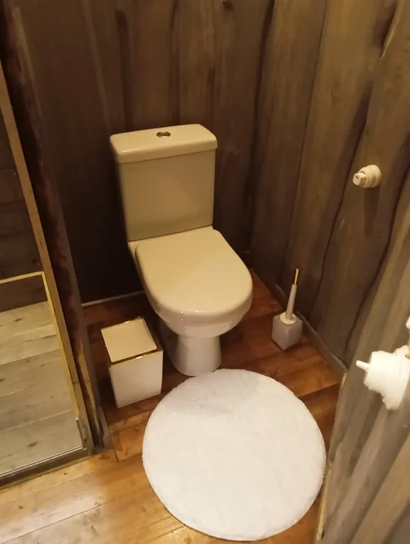 Изба с уютом детства, деревенский дом с баней и русским бытом