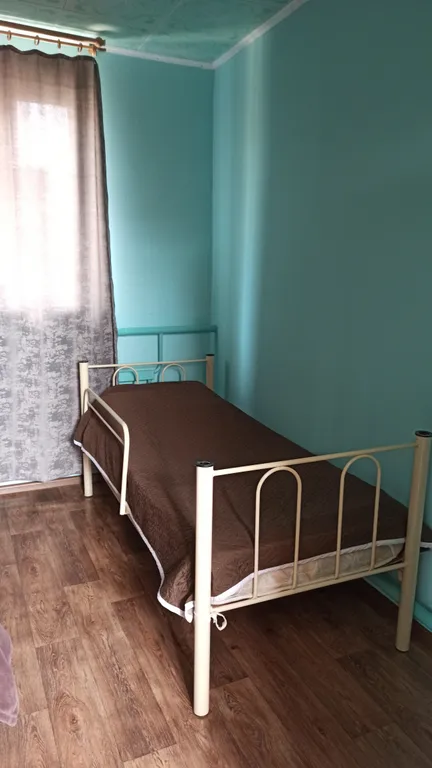 Дом с двумя спальнями и крыльцом с садовой мебелью