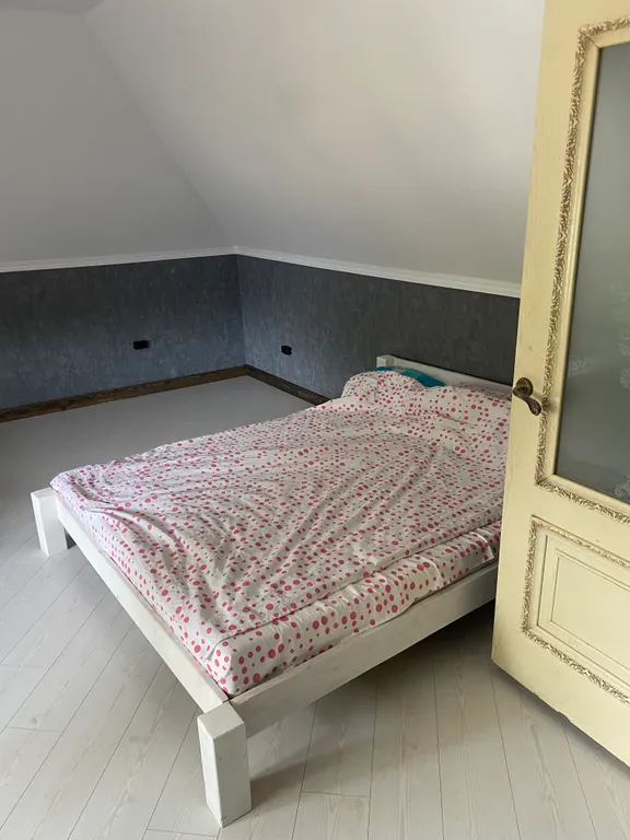 Деревенский дом с баней и террасой на берегу водоема