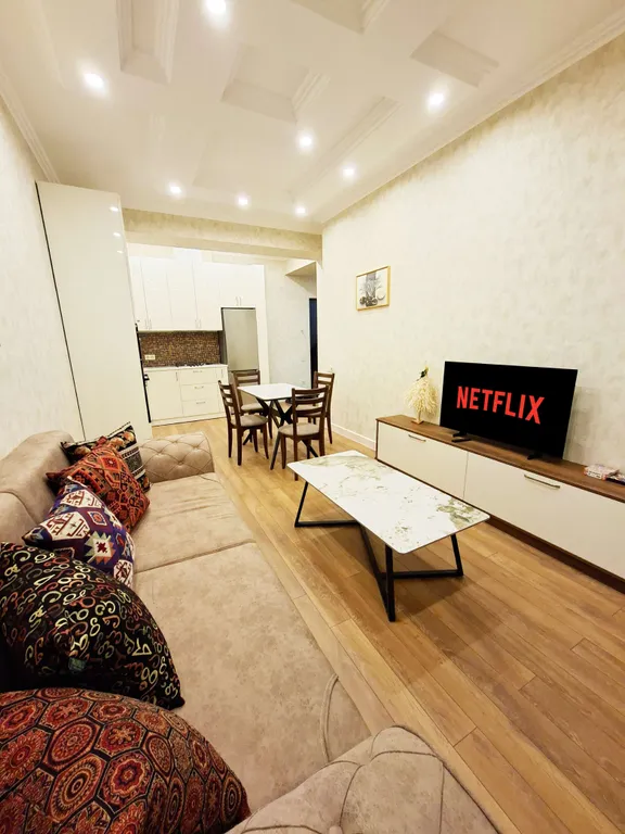 Просторная трехкомнатная квартира в центре Тбилиси с видом на рекуКуру