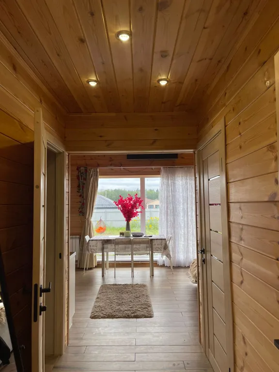 Уютный дом у леса и озера