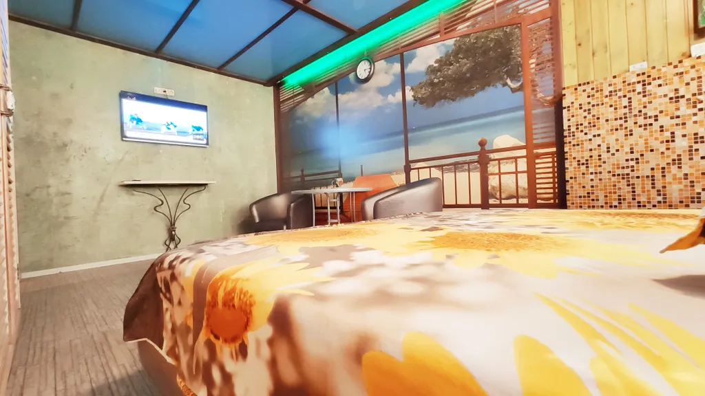 Квартира с большой кроватью и душевой кабиной