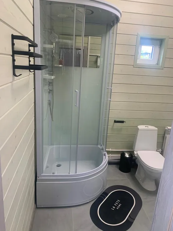 Уютный домик на берегу реки