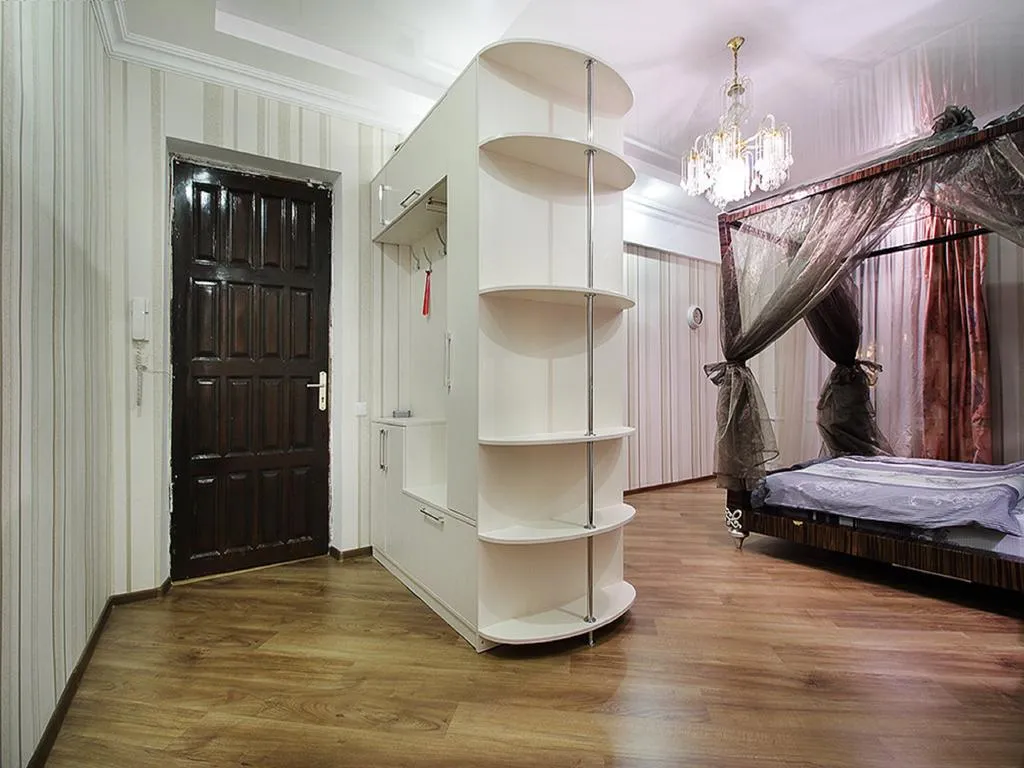 Центр, трёхкомнатные апартаменты у жд вокзала