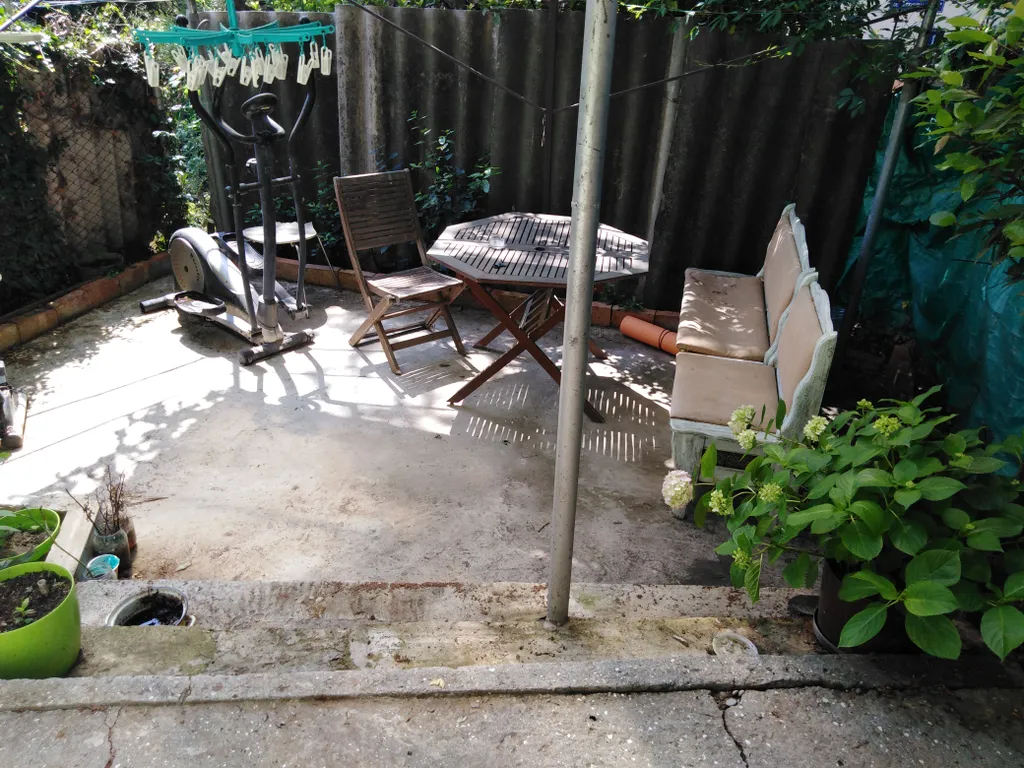 Первый этаж дома с отдельным входом и небольшим двориком