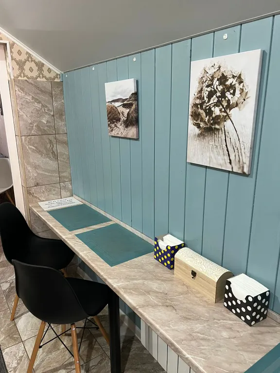 Уютная комната в доме с ванной комнатой