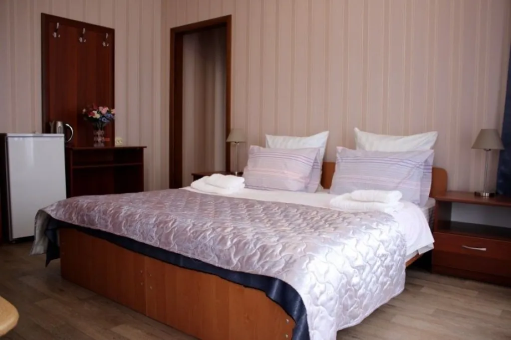 Квартира Улучшенный номер с кроватью queen-size — аренда посуточно в Астрахань