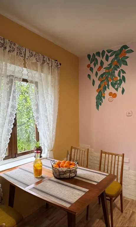 Большой двухэтажный дом с видом на горы