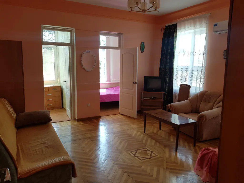 Квартира для большой компании со своей террасой-двориком — аренда посуточно в Алупка